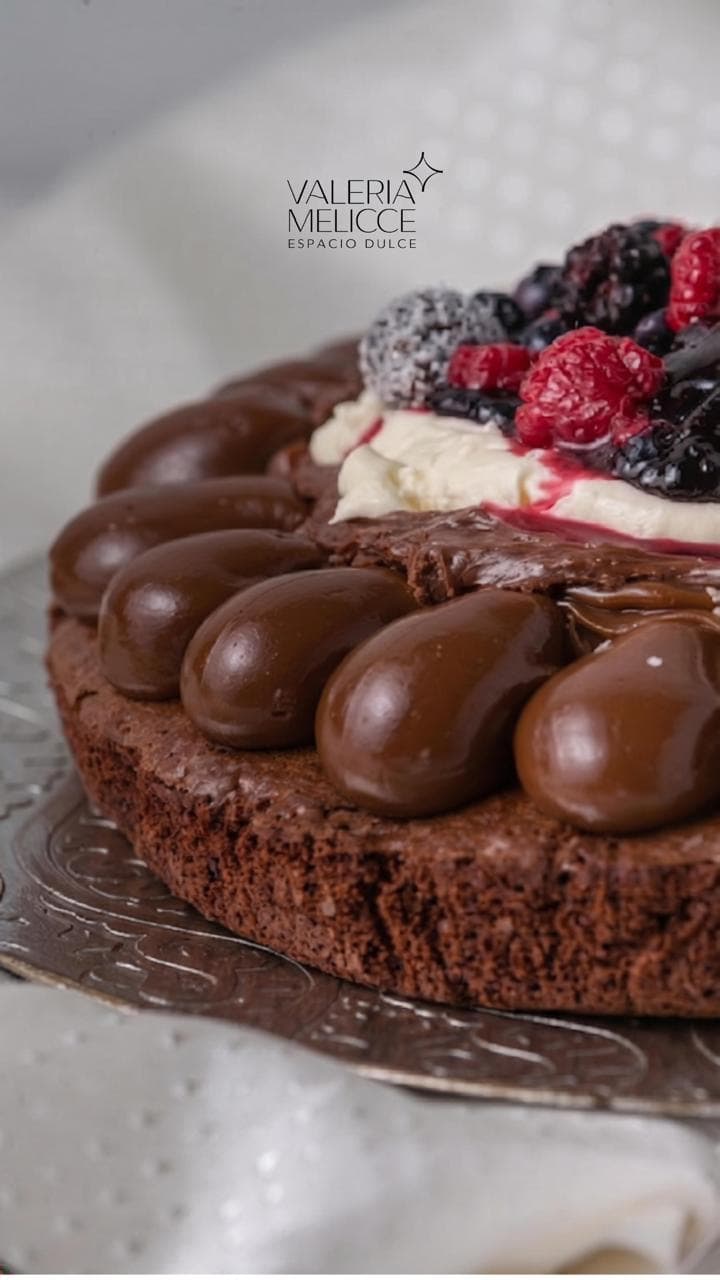 Torta de chocolate con crema, ganache y frutos rojos
